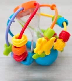 Playgro Speel En Leerbal - Grijp- En Bijtspeelgoed - Klikklak Geluiden - Spiegeltje - Kralen - Cilinder Met Rattelende Ballen -Peuterpaleis Winkel 1061x1200 1