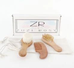 ZUZI ROSY® - Baby Borstel - Baby Verzorgingsset - 3 Stuks - Hout - Haarborstel En Kam - Kraamcadeau - Babyshower Gift - Incl. Opbergzakje -Peuterpaleis Winkel 1200x1110 3