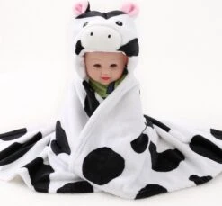 Multifunctionele Baby Fleecedeken Met Capuchon Stoere Koe! | Badcape Baby En Peuters | Deken Kinderen | Wikkeldeken | Dekentje Baby & Peuter 0-3 Jaar | Babydeken | Kraamcadeau | Babycape | Fleece Deken | Kraam | Maxi Cosi Deken | Dier | Doek