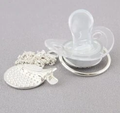 Merkloos Frozen Speen - Fopspeen - Elsa - Blauw - Zilver - Fopspeen Clip - Speenketting - Strass - Kristal - Luxe - Baby - GRATIS Speen Beschermkapje -Peuterpaleis Winkel 1200x1129 4