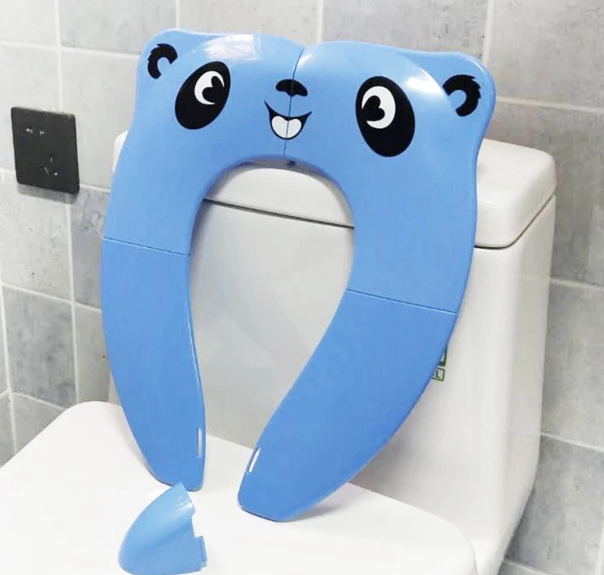 Merkloos Panda Toiletbril - Opvouwbaar In Opbergtasje - Voor Kinderen - WC Bril Verkleinen - Zindelijkheidstraining - Blauw 6 Merkloos Panda Toiletbril - Opvouwbaar In Opbergtasje - Voor Kinderen - WC Bril Verkleinen - Zindelijkheidstraining - Blauw - Afbeelding 4