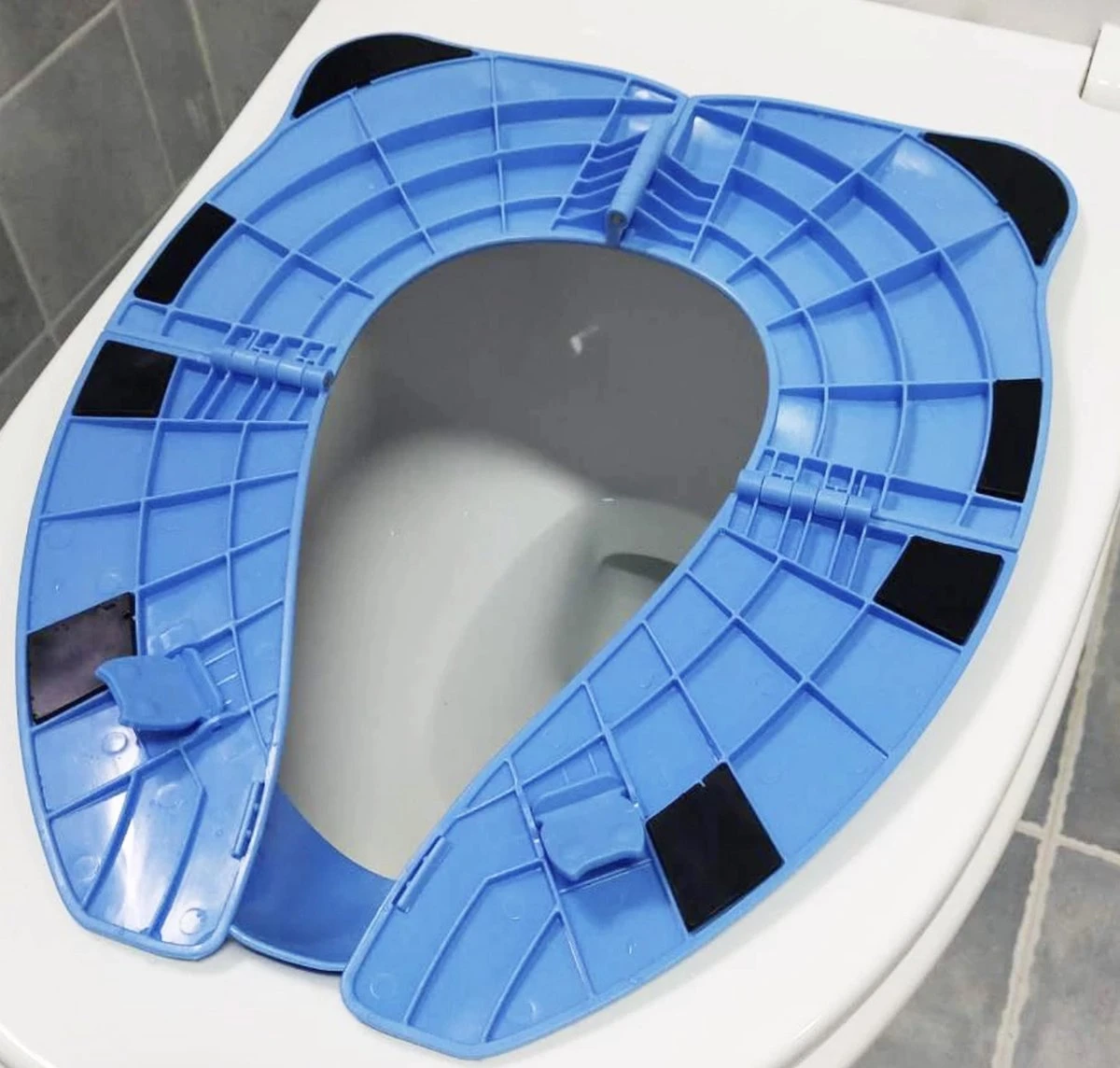 Merkloos Panda Toiletbril - Opvouwbaar In Opbergtasje - Voor Kinderen - WC Bril Verkleinen - Zindelijkheidstraining - Blauw 4 Merkloos Panda Toiletbril - Opvouwbaar In Opbergtasje - Voor Kinderen - WC Bril Verkleinen - Zindelijkheidstraining - Blauw - Afbeelding 2