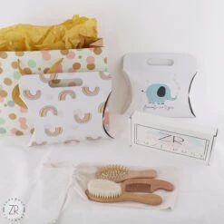 ZUZI ROSY® - Baby Borstel - Baby Verzorgingsset - 3 Stuks - Hout - Haarborstel En Kam - Kraamcadeau - Babyshower Gift - Incl. Opbergzakje -Peuterpaleis Winkel 1200x1200 1050