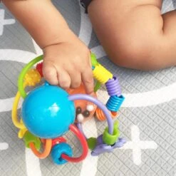 Playgro Speel En Leerbal - Grijp- En Bijtspeelgoed - Klikklak Geluiden - Spiegeltje - Kralen - Cilinder Met Rattelende Ballen -Peuterpaleis Winkel 1200x1200 1143