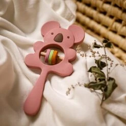 Merkloos Bijtring - Rammelaar - Babys - Speelgoed - Babyspeelgoed - Kraamcadeau - Siliconen - BPA Vrij - Roze -Peuterpaleis Winkel 1200x1200 1315