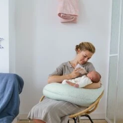 Doomoo Buddy - Voedingskussen Met Superfijne En Extra Stille Microkorrels - Bio Katoen - 180cm - Cloudy Kaki -Peuterpaleis Winkel 1200x1200 2065