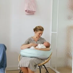 Doomoo Buddy - Voedingskussen Met Superfijne En Extra Stille Microkorrels - Bio Katoen - 180cm - Cloudy Kaki -Peuterpaleis Winkel 1200x1200 2067