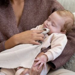 Doomoo Basics - Mom'n Play Tetra Almond - Veelzijdige Borstvoedingsdoek - Biokatoen 12 Doomoo Basics - Mom'n Play Tetra Almond - Veelzijdige Borstvoedingsdoek - Biokatoen -Peuterpaleis Winkel 1200x1200 2202