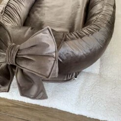 Wazzhappening - Babynestje - Velvet - Taupe - Strik - Handgemaakt - Luxury Velvet - Bruin/grijs -Peuterpaleis Winkel 1200x1200 2568