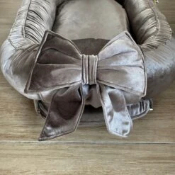 Wazzhappening - Babynestje - Velvet - Taupe - Strik - Handgemaakt - Luxury Velvet - Bruin/grijs -Peuterpaleis Winkel 1200x1200 2569