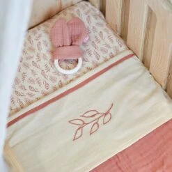 Jollein Baby Laken Ledikant 120x150cm Meadow - Rosewood -Peuterpaleis Winkel 1200x1200 2692