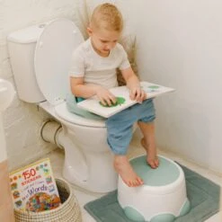 Bumbo - Step 'n Potty Hemlock Green -Toilet Trainer- Brilverkleiner Met Opstapje -Toilet Bril Zitje - 3 In 1 WC Potje -WC Zindelijkheids Training Voor Jongens/Meisjes - Urinoirs Voor Kind/Peuter Van 2 Tot 7 Jaar - Wit Met Groen 15 Bumbo - Step 'n Potty Hemlock Green -Toilet Trainer- Brilverkleiner Met Opstapje -Toilet Bril Zitje - 3 In 1 WC Potje -WC Zindelijkheids Training Voor Jongens/Meisjes - Urinoirs Voor Kind/Peuter Van 2 Tot 7 Jaar - Wit Met Groen -Peuterpaleis Winkel 1200x1200 413