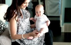 Udder Covers Borstvoedingsdoek - Voedingsdoek - Grace - Grijs Wit Print -Peuterpaleis Winkel 1200x763 2