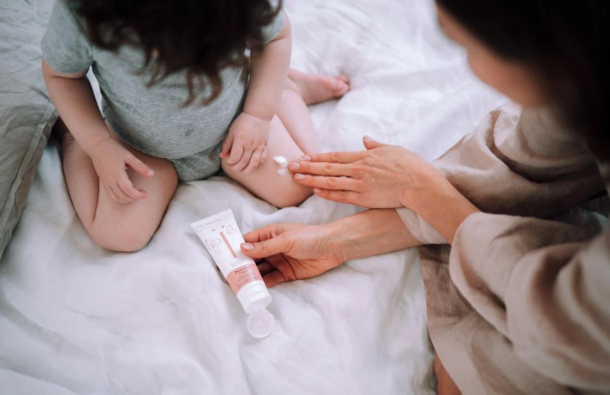 Naïf Vette Crème Voor De Gevoelige Huid - Baby En Kind - 75 Ml – Met Natuurlijke Ingrediënten 7 Naïf Vette Crème Voor De Gevoelige Huid - Baby En Kind - 75 Ml – Met Natuurlijke Ingrediënten - Afbeelding 5