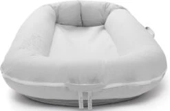DockAtot Sleepyhead Deluxe+ Cloud Grey Grijs Babynestje - Ademend Materiaal - 0 Tot 8 Maanden -Peuterpaleis Winkel 1200x787 4