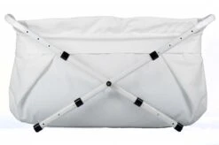 BiBaBad Verstelbaar Wit 70-90 Cm, Badzak Met Knoopsluiting. Maak Van Je Douche Een Kinderbad. Dit Opvouwbaar Bad Kun Je In Lengte Breedte En Hoogte Aanpassen Zodat Je Optimaal Gebruik Kunt Maken Van Je Doucheruimte. -Peuterpaleis Winkel 1200x798 1