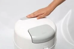 DiaperPail - Soft Grey - Luieremmer Met Speciale Luiersluis - Werkt Met Normale Vuilniszakken 18 DiaperPail - Soft Grey - Luieremmer Met Speciale Luiersluis - Werkt Met Normale Vuilniszakken -Peuterpaleis Winkel 1200x799 28