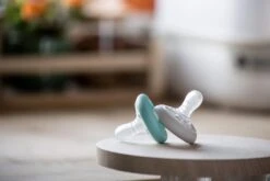 Tommee Tippee Borstachtige Fopspeen - Op Huid Lijkende Textuur - Symmetrisch Orthodontisch Ontwerp - BPA-vrij - 6-18 Maanden - Verpakt Per 2 Fopspenen -Peuterpaleis Winkel 1200x800 210