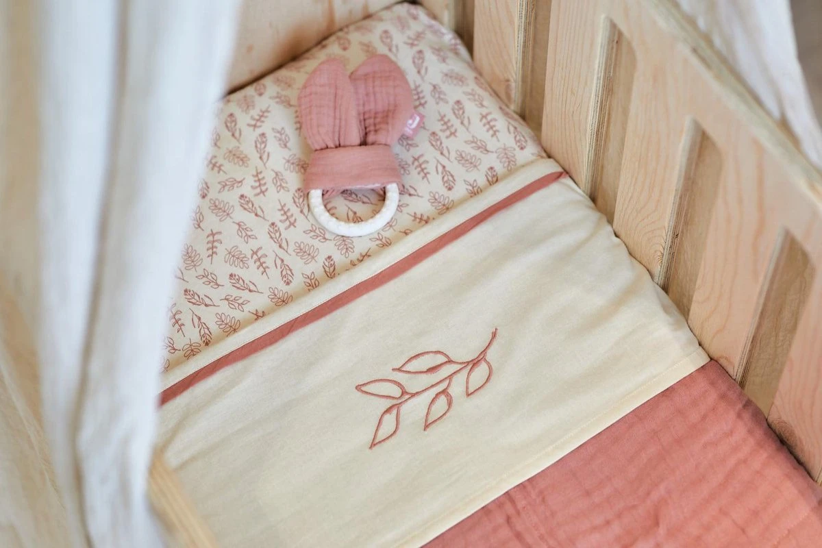 Jollein Baby Hoeslaken Ledikant Jersey 60x120cm - Meadow - Rosewood 6 Jollein Baby Hoeslaken Ledikant Jersey 60x120cm - Meadow - Rosewood - Afbeelding 4