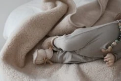 WOLLIES Amsterdam - Wieg Deken - Amandel - Merino Wol - 75 X 100 CM 16 WOLLIES Amsterdam - Wieg Deken - Amandel - Merino Wol - 75 X 100 CM -Peuterpaleis Winkel 1200x800 495