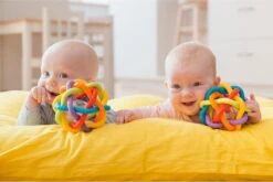 Playgro Buigbare Bendy Ball - Grijp- En Bijtspeelgoed - Incl Rammelaar - Activiteitenbal -Peuterpaleis Winkel 1200x802 5