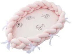 Buxibo - Draagbare Babynest - Co- Sleeper - Bed Bumper - Baby Bed Accessoires - Met Strikjes - Inclusief Bumper Rand - Verschoonmat - Veilig Slapen - Roze -Peuterpaleis Winkel 1200x892 1