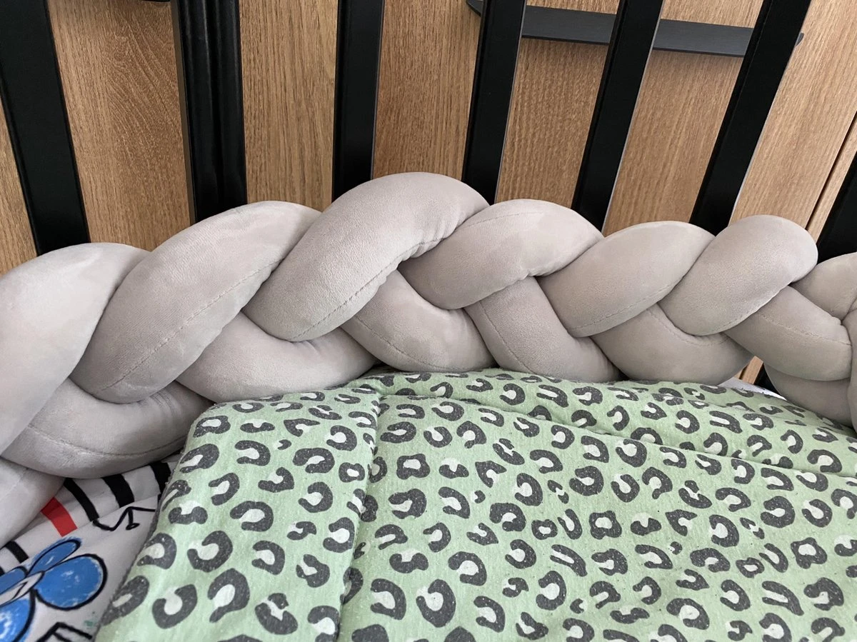 IL BAMBINI Gevlochten Baby Bed Bumper Treccia - Bedomrander - Box Omrander - Hoofdbeschermer - Boxrand - Bedbumper - Stootrand - Boxomrander - (3 Meter) Grijs 6 IL BAMBINI Gevlochten Baby Bed Bumper Treccia - Bedomrander - Box Omrander - Hoofdbeschermer - Boxrand - Bedbumper - Stootrand - Boxomrander - (3 Meter) Grijs - Afbeelding 4