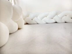 IL BAMBINI Gevlochten Baby Bed Bumper Treccia - Bedomrander - Box Omrander - Hoofdbeschermer - Boxrand - Bedbumper - Stootrand - Boxomrander - (3 Meter) Wit -Peuterpaleis Winkel 1200x899 11