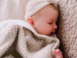 Wiegdeken Wol - Pure Baby Love - Bee - Taupe -Peuterpaleis Winkel 1200x900 89