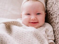 Wiegdeken Wol - Pure Baby Love - Bee - Taupe -Peuterpaleis Winkel 1200x900 90