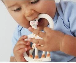 Sophie De Giraf - So Pure - Bijtring - Very Soft - 100% Natuurlijk Rubber -Peuterpaleis Winkel 1200x989 3