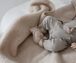 WOLLIES Amsterdam - Wieg Deken - Amandel - Merino Wol - 75 X 100 CM 15 WOLLIES Amsterdam - Wieg Deken - Amandel - Merino Wol - 75 X 100 CM -Peuterpaleis Winkel 1200x992 3