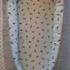 Babynestje (licht Grijs / Wit Met Zwarte Veertjes) -Peuterpaleis Winkel 695x1200