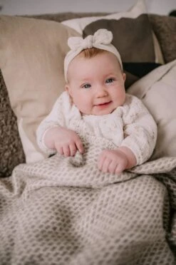 Wiegdeken Wol - Pure Baby Love - Bee - Taupe -Peuterpaleis Winkel 797x1200 7