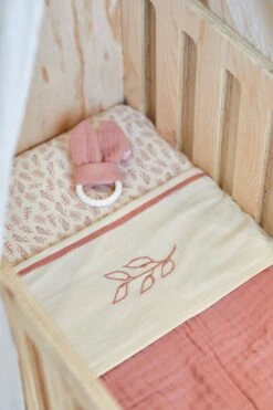 Jollein Baby Laken Ledikant 120x150cm Meadow - Rosewood -Peuterpaleis Winkel 799x1200 106