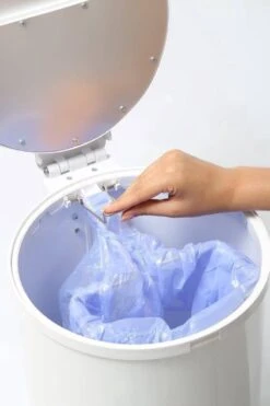 DiaperPail - Soft Grey - Luieremmer Met Speciale Luiersluis - Werkt Met Normale Vuilniszakken 16 DiaperPail - Soft Grey - Luieremmer Met Speciale Luiersluis - Werkt Met Normale Vuilniszakken -Peuterpaleis Winkel 799x1200 4