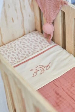 Jollein Baby Hoeslaken Ledikant Jersey 60x120cm - Meadow - Rosewood 22 Jollein Baby Hoeslaken Ledikant Jersey 60x120cm - Meadow - Rosewood -Peuterpaleis Winkel 799x1200 94