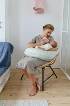 Doomoo Buddy - Voedingskussen Met Superfijne En Extra Stille Microkorrels - Bio Katoen - 180cm - Cloudy Kaki -Peuterpaleis Winkel 800x1200 134