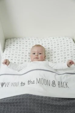 Meyco Love You To The Moon & Back Wieglaken - Grey - 75x100cm 7 Meyco Love You To The Moon & Back Wieglaken - Grey - 75x100cm -Peuterpaleis Winkel 800x1200 179