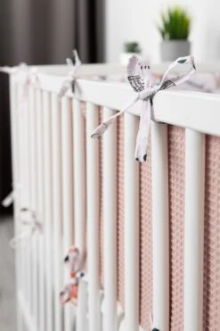 Sensillo Baby Bedbumper - Bedomrander - Anti Stootrand Ledikant - Bed Zijbeschermers - 180x30cm - Wafel Roze Vosjes -Peuterpaleis Winkel 800x1200 199