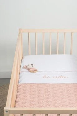 Jollein Baby Laken Ledikant 120x150cm Hi Cutie - Pale Pink 11 Jollein Baby Laken Ledikant 120x150cm Hi Cutie - Pale Pink -Peuterpaleis Winkel 800x1200 286