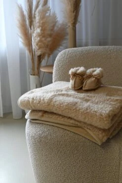 WOLLIES Amsterdam - Wieg Deken - Amandel - Merino Wol - 75 X 100 CM 14 WOLLIES Amsterdam - Wieg Deken - Amandel - Merino Wol - 75 X 100 CM -Peuterpaleis Winkel 800x1200 343