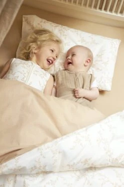 Meyco - Dekbedovertrek Ledikant - Branches - Sand - 100x135cm 9 Meyco - Dekbedovertrek Ledikant - Branches - Sand - 100x135cm -Peuterpaleis Winkel 800x1200 430