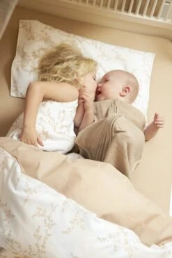 Meyco - Dekbedovertrek Ledikant - Branches - Sand - 100x135cm 11 Meyco - Dekbedovertrek Ledikant - Branches - Sand - 100x135cm -Peuterpaleis Winkel 800x1200 431