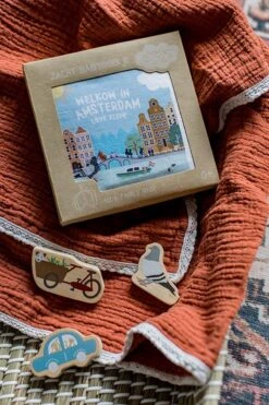Zacht Babyboekje Amsterdam - 100% Katoen - Fairly Made - In Mooie Geschenkverpakking - Duurzaam En Origineel Kraamcadeau -Peuterpaleis Winkel 800x1200 92