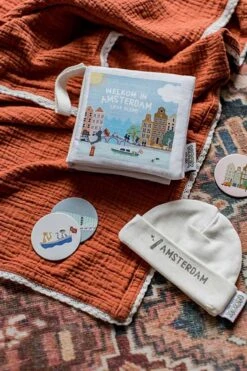 Zacht Babyboekje Amsterdam - 100% Katoen - Fairly Made - In Mooie Geschenkverpakking - Duurzaam En Origineel Kraamcadeau -Peuterpaleis Winkel 800x1200 93