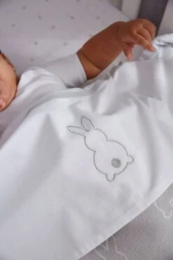 Meyco X Mrs.Keizer Rabbit Wiegdeken - Silver - 75x100cm 10 Meyco X Mrs.Keizer Rabbit Wiegdeken - Silver - 75x100cm -Peuterpaleis Winkel 801x1200 119