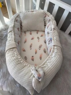 SNS Baby - Babynestje En Hoofdkussen - Organische Katoen - Antibacterieel Babynestje - Anti-Allergisch Babynestje - Wit En Veer Patroon - 74 X 40 Cm