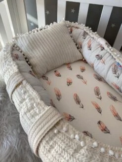 SNS Baby - Babynestje En Hoofdkussen - Organische Katoen - Antibacterieel Babynestje - Anti-Allergisch Babynestje - Wit En Veer Patroon - 74 X 40 Cm -Peuterpaleis Winkel 900x1200 46