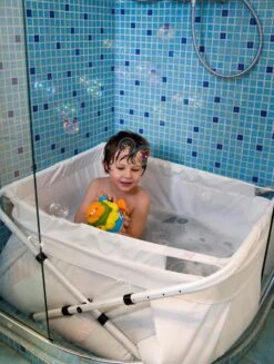 BiBaBad Verstelbaar Wit 70-90 Cm, Badzak Met Knoopsluiting. Maak Van Je Douche Een Kinderbad. Dit Opvouwbaar Bad Kun Je In Lengte Breedte En Hoogte Aanpassen Zodat Je Optimaal Gebruik Kunt Maken Van Je Doucheruimte. -Peuterpaleis Winkel 906x1200